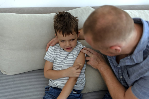 小男孩接种了疫苗。图片下载