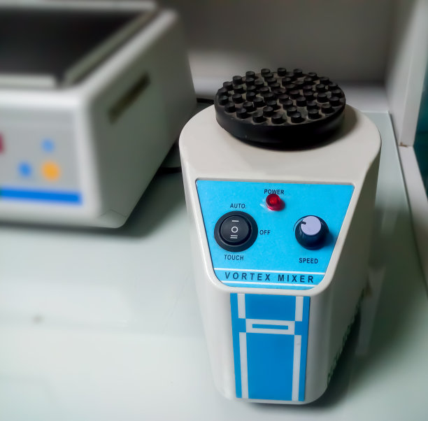 在血清学/PCR实验室分离的磁涡流或磁混合器。数字旋转。特写镜头。图片下载