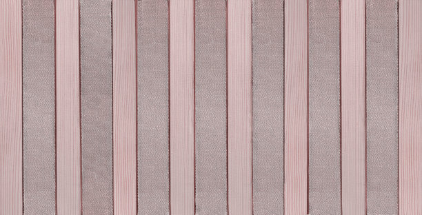 优雅的条纹壁纸用于公寓墙壁装饰。节日背景为圣诞节，新年，生日，3月8日，情人节。取消预订。粉红色的木头和闪亮的丝带图片下载