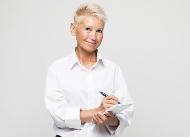 老人、生活方式和教育理念:照片肖像的微笑高级女教师写笔记在组织者图片下载