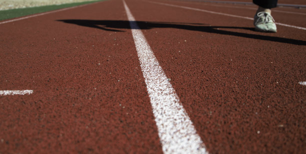 跑道的一个人使用它的特写。有选择性的重点图片下载