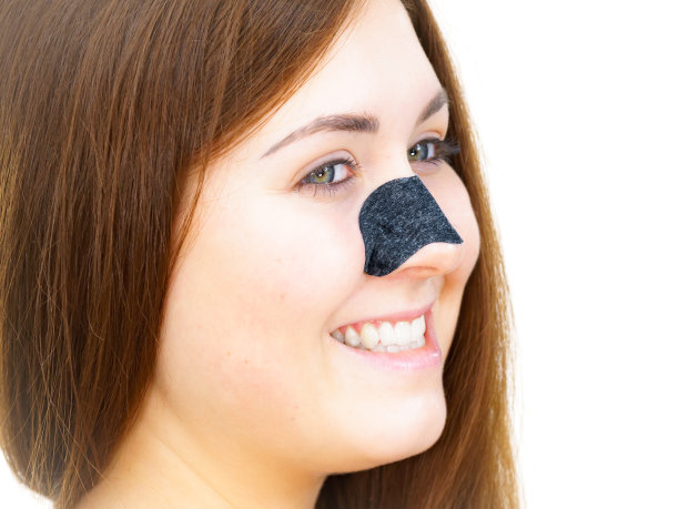 女人用鼻膜去除毛孔图片下载