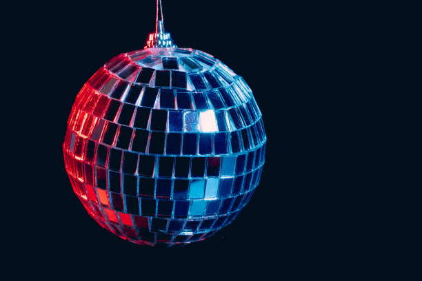 闪亮的迪斯科球悬挂在空中，衬托着黑色的背景图片下载
