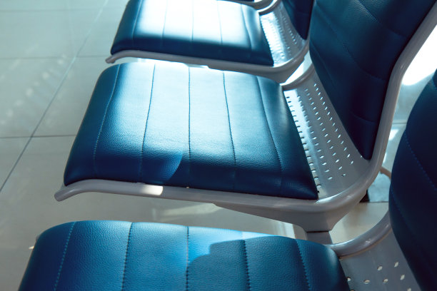 现代化机场的候机室。近距离图片下载