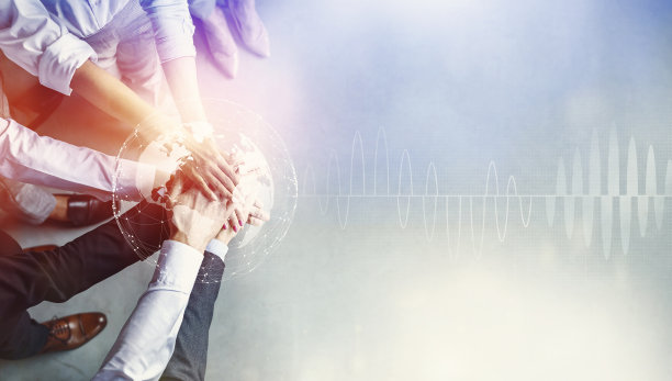 面目全的自信商人和工人手拉手站着，双重曝光与抽象星球图片下载