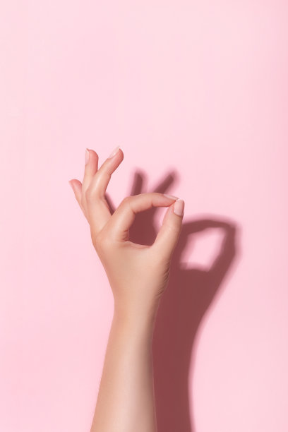 女性手与裸指甲制作ok标志图片下载