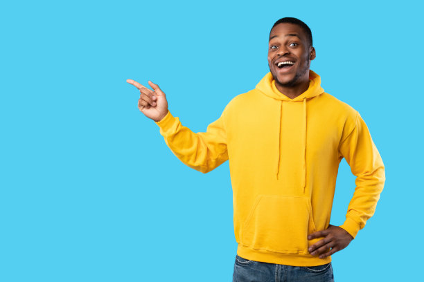 黑色男子手指一边显示空白，蓝色背景图片下载