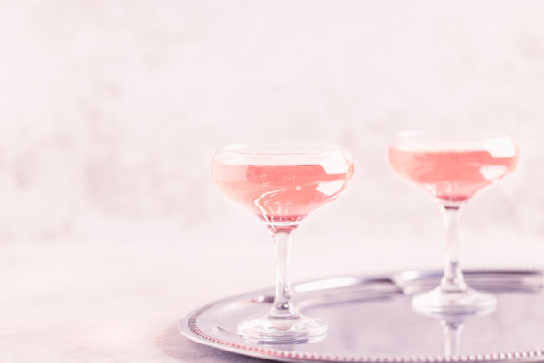 香槟或葡萄酒在玻璃杯在浅色背景图片下载