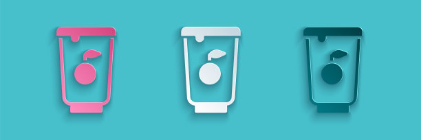 剪纸酸奶容器图标孤立在蓝色背景。塑料杯里的酸奶。纸艺术风格。向量图片下载