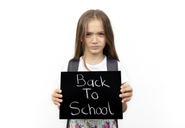 伤心的学生，因为学校开学了。教育理念背景，横幅，海报。图片下载