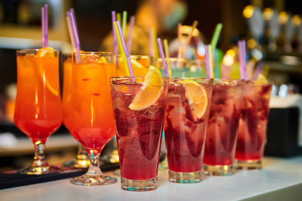 五颜六色的含酒精和不含酒精的鸡尾酒，加冰和吸管图片下载