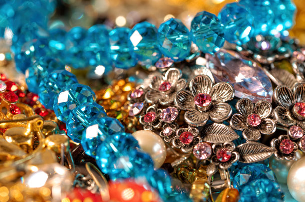 项链、耳环、手链、珍珠、珠子和各种颜色的宝石作为背景图片下载