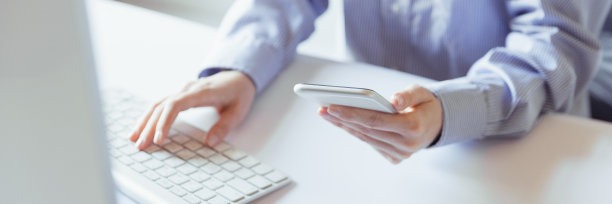 裁剪图像的女性手工作的电话和电脑。业务项目。工作理念，职业生涯图片下载