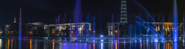 五彩缤纷的音乐喷泉在夜晚的河流上。喷泉在夜间照明。长时间的曝光。图片下载