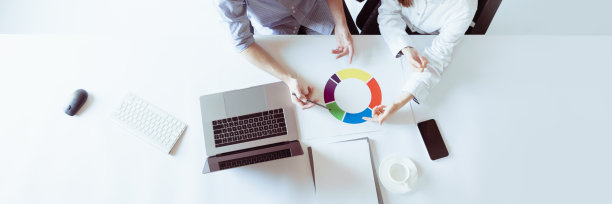 由两名员工组成的工作团队。团队合作旗帜。工作理念，职业生涯。俯视图图片下载