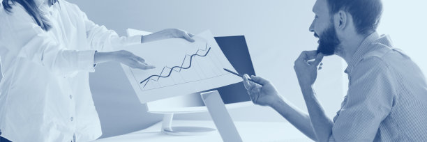 两名员工在办公室一起工作的侧视图。金融图。职业生涯的概念。双色版效果图片下载