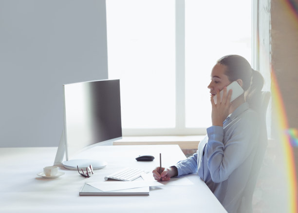 商业妇女在办公室打电话的侧面图像。在线工作沟通。工作理念，职业生涯图片下载