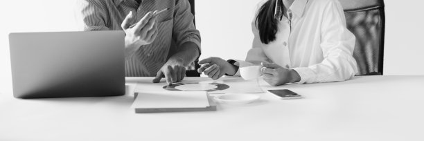 由两名员工组成的工作团队。团队合作旗帜。工作理念，职业生涯。黑白效果图片下载