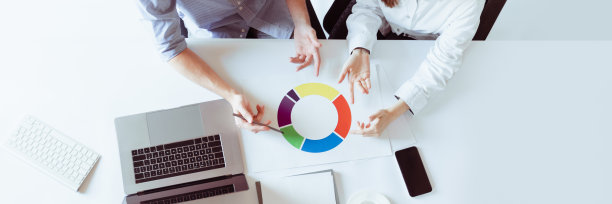 由两名员工组成的工作团队。团队合作旗帜。工作理念，职业生涯。俯视图图片下载