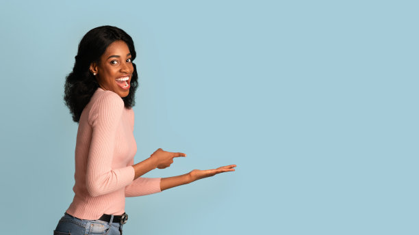 酷的报价。快乐的年轻黑人妇女指着她空空的手掌图片下载