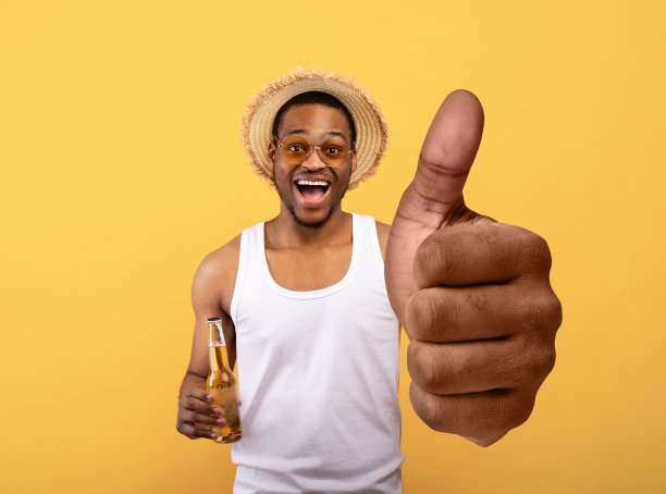 穿着夏装的时髦黑人，竖起大拇指图片下载