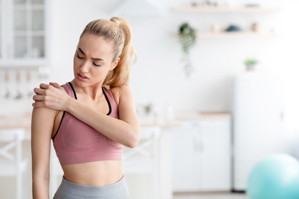 悲伤的白种人年轻的金发女士受伤和疼痛后，在家里锻炼图片下载