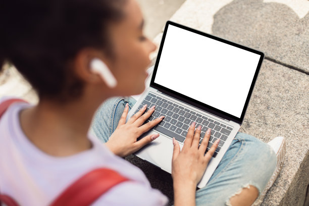 陌生的非洲女学生在用笔记本电脑，而外面的屏幕是空的图片下载