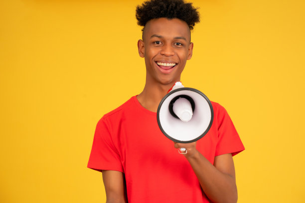 一个用扩音器提高声音的非洲男人。图片下载