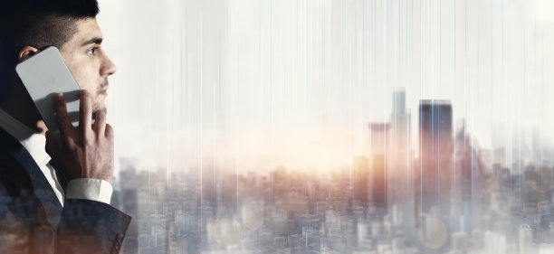 穿着西装的自信的白人商人打电话，看着有着建筑的抽象未来主义城市图片下载