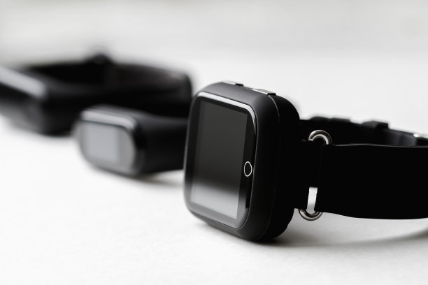 一排白色背景的健康追踪器和智能手表。特写镜头,有选择性的重点图片下载