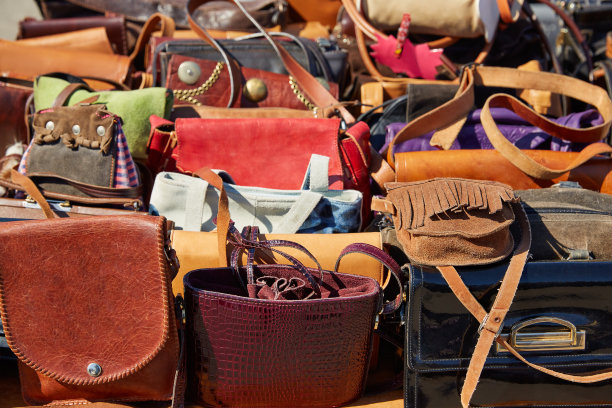 一排来自非洲摩洛哥的皮包图片下载