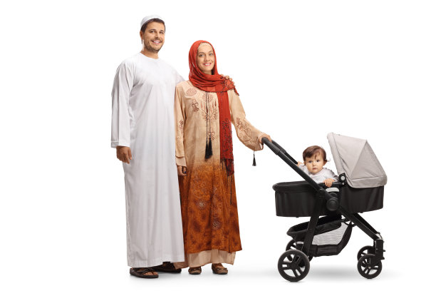 阿拉伯夫妇与婴儿车合影全身像图片下载