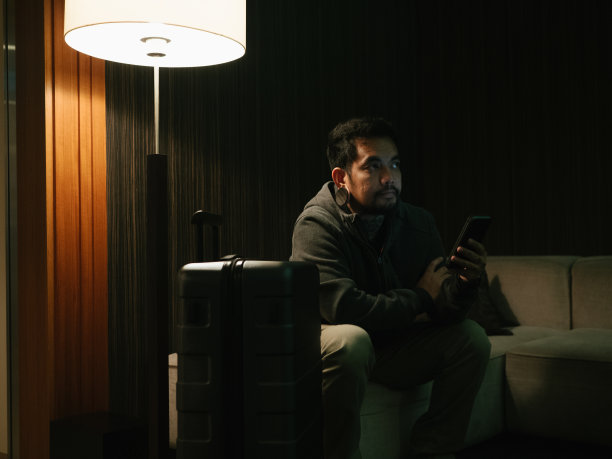 商人在酒店大厅里用手机。图片下载