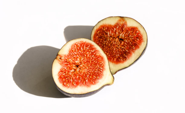 新鲜的切片成熟的无花果在白色。一半的水果图片下载