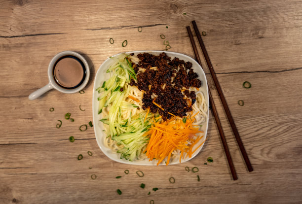 传统的中国菜，辣猪肉面条，蔬菜和酱油图片下载