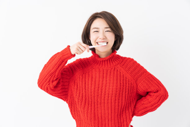 漂亮的亚洲女人用健康的牙齿拿着牙刷，口腔护理图片下载