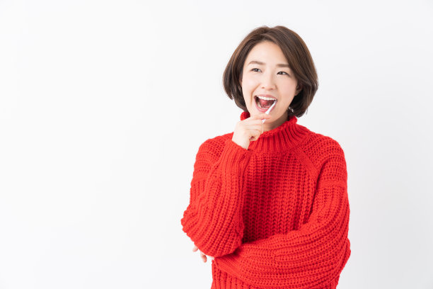 漂亮的亚洲女人用健康的牙齿拿着牙刷，口腔护理图片下载