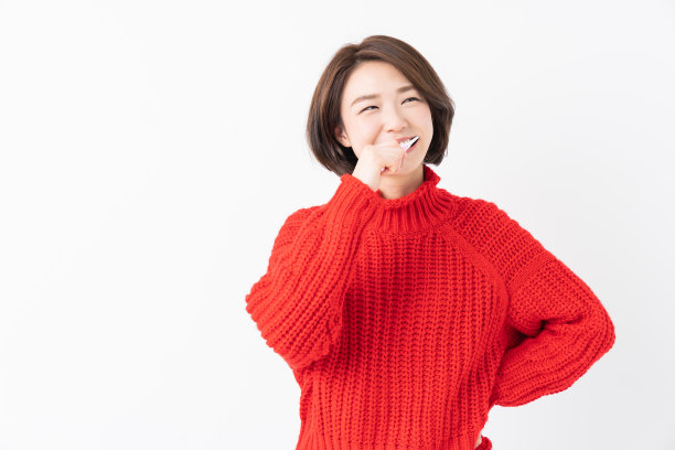 漂亮的亚洲女人用健康的牙齿拿着牙刷，口腔护理图片下载