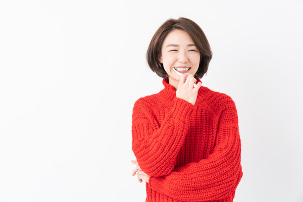 漂亮的亚洲女人用健康的牙齿拿着牙刷，口腔护理图片下载