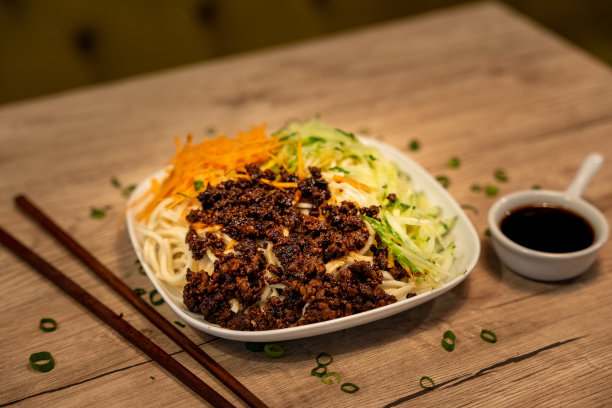 传统的中国菜，辣猪肉和蔬菜面条图片下载