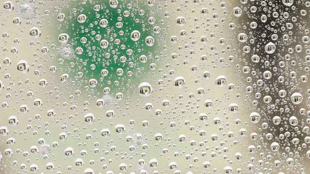 许多小气泡，里面反射着美元图片下载