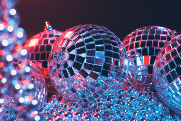 派对灯光迪斯科镜球在黑色背景图片下载