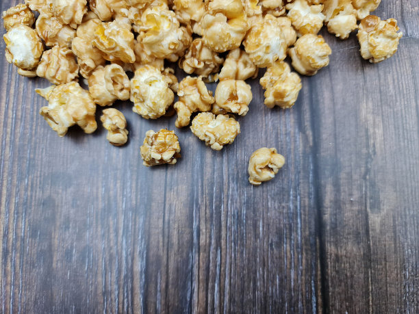 新鲜热的天然爆米花特写。新鲜焦糖玉米。图片下载