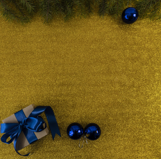 圣诞节和新年的平面上有复制空间，新年玩具在金色的背景上图片下载