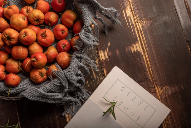 柿子和山楂放在木桌上图片下载