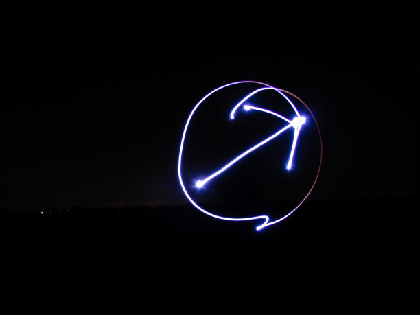 黑色背景上的箭头和光圈图片下载