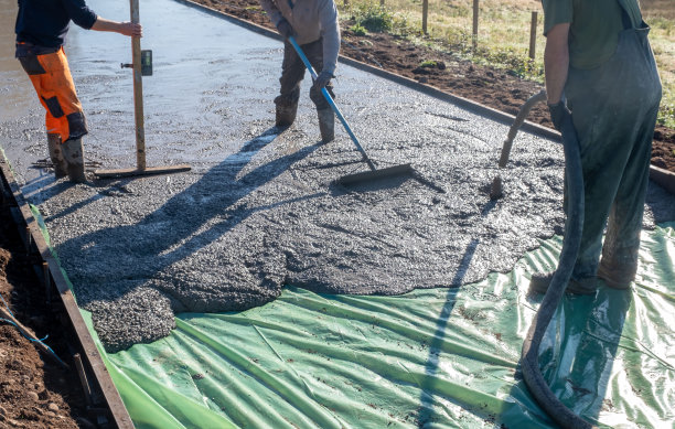 湿水泥被放在金属框架内图片下载