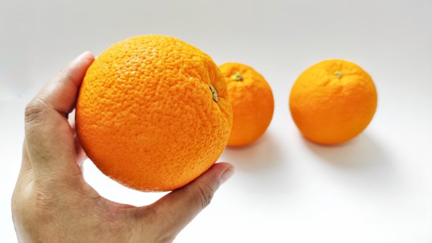 白色背景上的橙色水果。图片下载