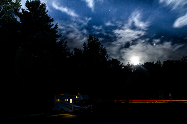 夏季夜晚星空下的停车场里的房车图片下载