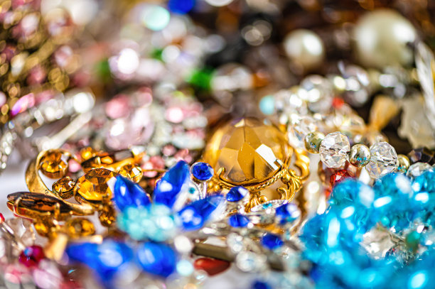 项链、耳环、手链、珍珠、珠子和各种颜色的宝石作为背景图片下载